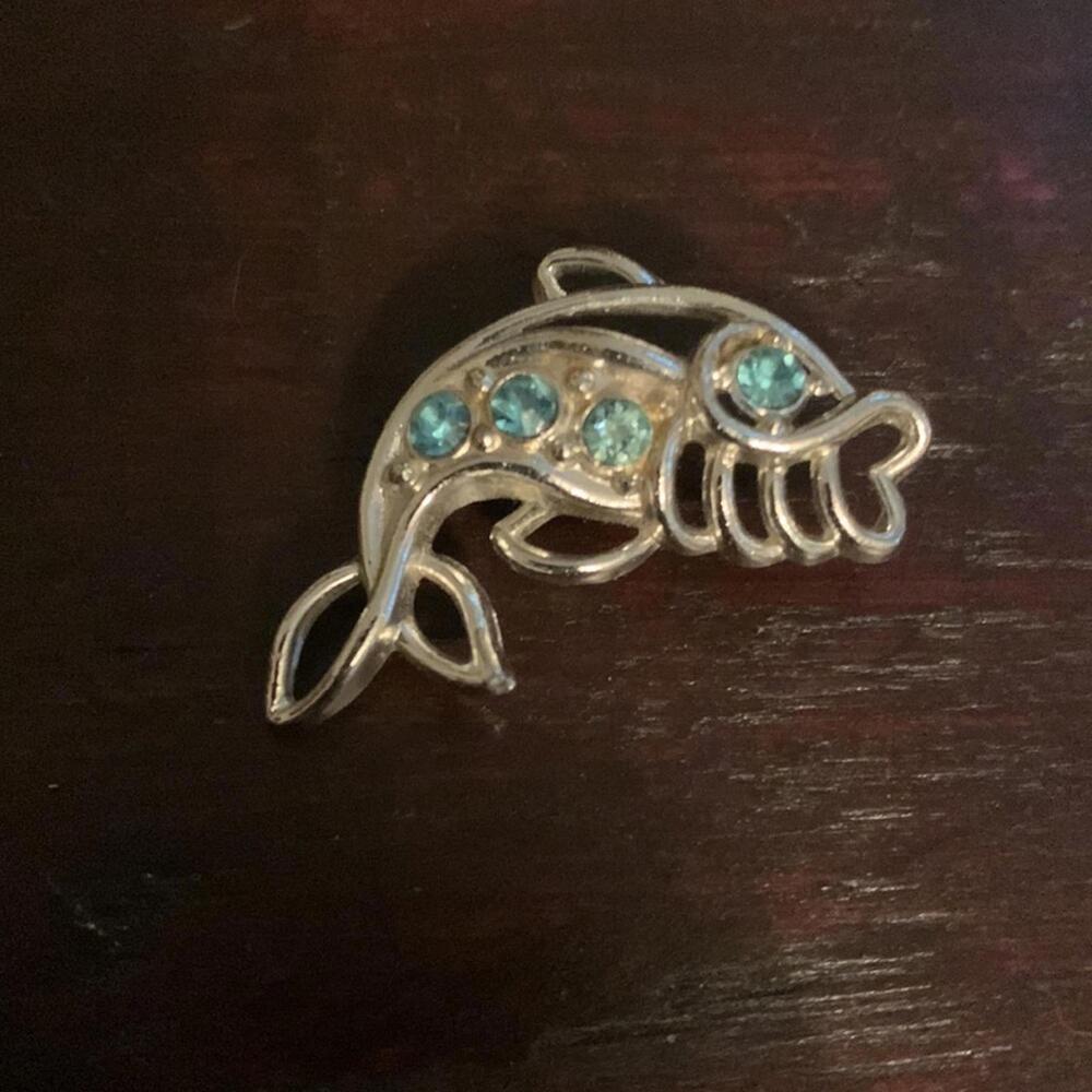 Blue stoned 1” silver fish pin